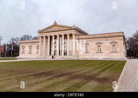 München, Deutschland - 24. DEZ. 2021: Königsplatz, erbaut im Stil des europäischen Neoklassizismus im 19. Jahrhundert, Gastgeber des Propylaen-Tors Stockfoto
