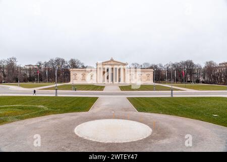 München, Deutschland - 24. DEZ. 2021: Königsplatz, erbaut im Stil des europäischen Neoklassizismus im 19. Jahrhundert, Gastgeber des Propylaen-Tors Stockfoto