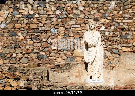 Merida, Extremadura, Spanien – 23. Oktober 2023: Steinstatue in den römischen archäologischen Überresten des Amphitheaters in Merida, Spanien Stockfoto