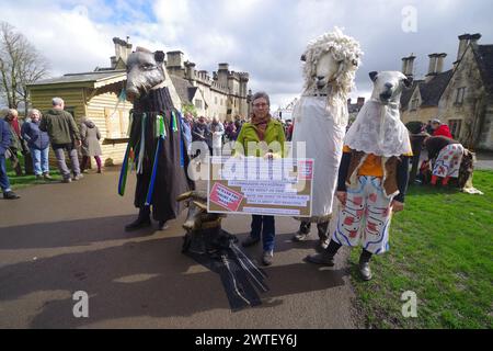 Hunderte von Right to Roam Demonstranten marschierten am 17. März 2024 durch den Cirencester Park. Gloucestershire Bathurst Estate führt jetzt Eintrittsgelder ein. Der Park ist seit über 300 Jahren frei zugänglich. Unter den Demonstranten war der Nachfahre von Henry Irwin Jenkinson, Sheila Wiggins. Henry Irwin Jenkinson führte 1887 den Latrigg Fell Trespass in Keswick an Stockfoto