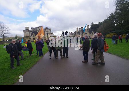 Hunderte von Right to Roam Demonstranten marschierten am 17. März 2024 durch den Cirencester Park. Gloucestershire Bathurst Estate führt jetzt Eintrittsgelder ein. Der Park ist seit über 300 Jahren frei zugänglich. Unter den Demonstranten war der Nachfahre von Henry Irwin Jenkinson, Sheila Wiggins. Henry Irwin Jenkinson führte 1887 den Latrigg Fell Trespass in Keswick an Stockfoto