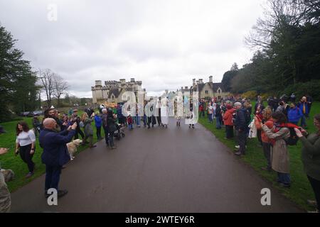 Hunderte von Right to Roam Demonstranten marschierten am 17. März 2024 durch den Cirencester Park. Gloucestershire Bathurst Estate führt jetzt Eintrittsgelder ein. Der Park ist seit über 300 Jahren frei zugänglich. Unter den Demonstranten war der Nachfahre von Henry Irwin Jenkinson, Sheila Wiggins. Henry Irwin Jenkinson führte 1887 den Latrigg Fell Trespass in Keswick an Stockfoto