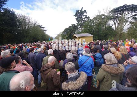 Hunderte von Right to Roam Demonstranten marschierten am 17. März 2024 durch den Cirencester Park. Gloucestershire Bathurst Estate führt jetzt Eintrittsgelder ein. Der Park ist seit über 300 Jahren frei zugänglich. Unter den Demonstranten war der Nachfahre von Henry Irwin Jenkinson, Sheila Wiggins. Henry Irwin Jenkinson führte 1887 den Latrigg Fell Trespass in Keswick an Stockfoto