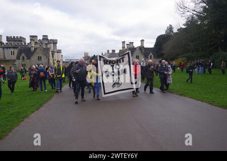 Hunderte von Right to Roam Demonstranten marschierten am 17. März 2024 durch den Cirencester Park. Gloucestershire Bathurst Estate führt jetzt Eintrittsgelder ein. Der Park ist seit über 300 Jahren frei zugänglich. Unter den Demonstranten war der Nachfahre von Henry Irwin Jenkinson, Sheila Wiggins. Henry Irwin Jenkinson führte 1887 den Latrigg Fell Trespass in Keswick an Stockfoto