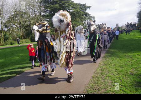 Hunderte von Right to Roam Demonstranten marschierten am 17. März 2024 durch den Cirencester Park. Gloucestershire Bathurst Estate führt jetzt Eintrittsgelder ein. Der Park ist seit über 300 Jahren frei zugänglich. Unter den Demonstranten war der Nachfahre von Henry Irwin Jenkinson, Sheila Wiggins. Henry Irwin Jenkinson führte 1887 den Latrigg Fell Trespass in Keswick an Stockfoto