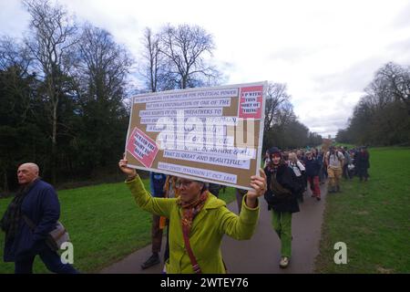 Hunderte von Right to Roam Demonstranten marschierten am 17. März 2024 durch den Cirencester Park. Gloucestershire Bathurst Estate führt jetzt Eintrittsgelder ein. Der Park ist seit über 300 Jahren frei zugänglich. Unter den Demonstranten war der Nachfahre von Henry Irwin Jenkinson, Sheila Wiggins. Henry Irwin Jenkinson führte 1887 den Latrigg Fell Trespass in Keswick an Stockfoto