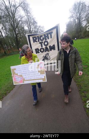 Hunderte von Right to Roam Demonstranten marschierten am 17. März 2024 durch den Cirencester Park. Gloucestershire Bathurst Estate führt jetzt Eintrittsgelder ein. Der Park ist seit über 300 Jahren frei zugänglich. Unter den Demonstranten war der Nachfahre von Henry Irwin Jenkinson, Sheila Wiggins. Henry Irwin Jenkinson führte 1887 den Latrigg Fell Trespass in Keswick an Stockfoto