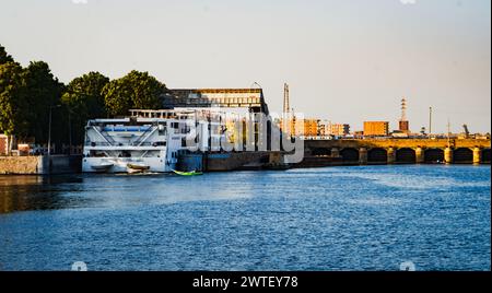 Annäherung an die Schleuse Esna, die den Fluss des Nilwassers steuert, um das Wasser für die Landwirtschaft zu speichern und die Schifffahrt im Fluss zu verbessern Stockfoto