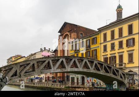 Mailand, Italien - 26. Februar 2024: Blick auf den Naviglio Grande Kanal an einem regnerischen Tag Stockfoto