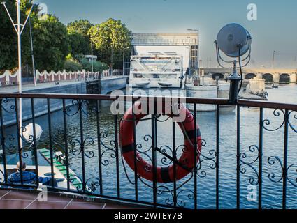 Annäherung an die Schleuse Esna, die den Fluss des Nilwassers steuert, um das Wasser für die Landwirtschaft zu speichern und die Schifffahrt im Fluss zu verbessern Stockfoto