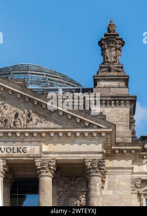 Details des Reichstags, Berlin, Deutschland. Dem Deutschen Volke bedeutet für das deutsche Volk Stockfoto
