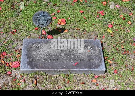 Der historische Friedhof hinter der Holy Trinity Episcopal Church, gegründet 1848, im ländlichen Hertford, North Carolina. Stockfoto