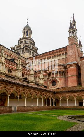 Pavia, Italien - 27. Februar 2024: Certosa di Pavia, eine mittelalterliche Kirche und ein Kloster in Pavia, Italien, an einem regnerischen Tag. Stockfoto