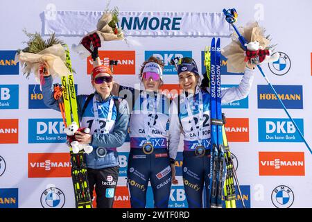 Canmore, Alberta, Kanada. März 2024. Von links: Janina Hettich-Walz aus Deutschland (Silber), Lou Jeanmonnot aus Frankreich (Gold) und JGilonne Guigonnat aus Frankreich (Bronze), die nach dem Sieg des BMW IBU World Cup Biathlon 2024 Women's 12,5 km Mass Start Wettbewerbs in Canmore, Kanada, auf dem Podium standen. Quelle: Jozef Karoly/Alamy Live News. Stockfoto