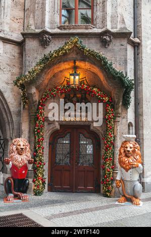 München, Deutschland - 23. Dezember 2021: Eingang des Restaurants Ratskeller mit Weihnachtsdekoration im Neuen Rathaus von München, Deutschland Stockfoto