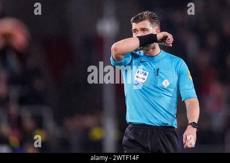 Eindhoven, Niederlande. März 2024. EINDHOVEN, NIEDERLANDE - 17. MÄRZ: Schiedsrichter Joey Kooij sieht beim niederländischen Eredivisie-Spiel zwischen PSV und FC Twente im Philips Stadion am 17. März 2024 in Eindhoven, Niederlande, an. (Foto von Joris Verwijst/Orange Pictures) Credit: Orange Pics BV/Alamy Live News Stockfoto