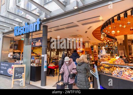 München, Deutschland - 24. Dezember 2021: Außensitze von Restaurants und Cafés in den Hauptstraßen von München, Bayern, Deutschland. Stockfoto