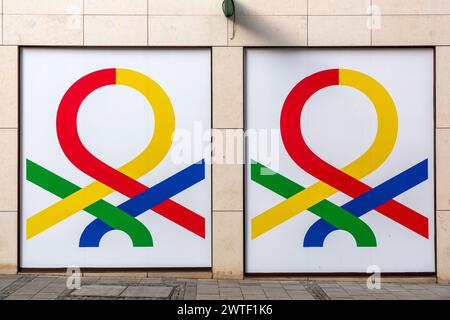 München, Deutschland - 24. Dezember 2021: Eingang und Fassade des United Colors of Benetton Filiale in München. Stockfoto