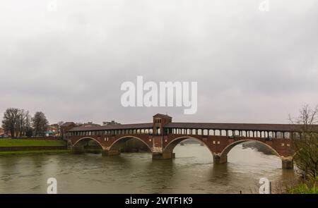 Ponte Coperto (überdachte Brücke) über den Fluss Tessin in Pavia, Italien an einem regnerischen Tag Stockfoto