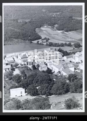 Abruzzen L'Aquila Bominaco Castle. Hutzel, Max 1960-1990 Blick vom Schloss; Blick auf die Ruinen der Burg. Der in Deutschland geborene Fotograf und Gelehrte Max Hutzel (1911–1988) fotografierte in Italien von den frühen 1960er Jahren bis zu seinem Tod. Das Ergebnis dieses Projektes, von Hutzel als Foto Arte Minore bezeichnet, ist eine gründliche Dokumentation der kunsthistorischen Entwicklung in Italien bis zum 18. Jahrhundert, darunter Objekte der Etrusker und Römer sowie frühmittelalterliche, romanische, gotische, Renaissance- und Barockdenkmäler. Die Bilder werden nach geografischer Region in Italien, dann nach Provinz, Stadt und Standort geordnet Stockfoto