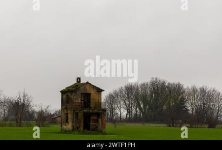 Ein ruiniertes Haus mitten auf einem Feld in Italien Stockfoto
