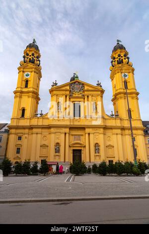 München - 24. Dezember 2021: Die Theaterkirche St. Cajetan und Adelaide ist eine katholische Kirche in München. Gebaut von 1663 bis 1 Stockfoto