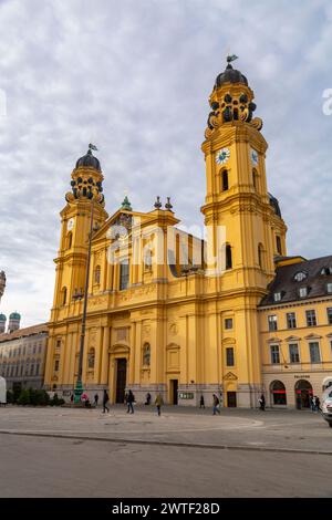 München - 24. Dezember 2021: Die Theaterkirche St. Cajetan und Adelaide ist eine katholische Kirche in München. Gebaut von 1663 bis 1 Stockfoto