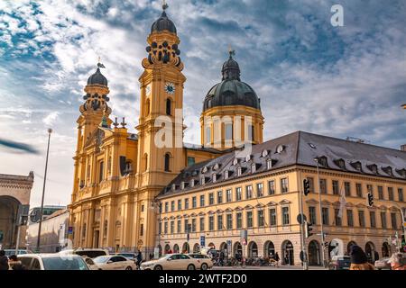 München - 24. Dezember 2021: Die Theaterkirche St. Cajetan und Adelaide ist eine katholische Kirche in München. Gebaut von 1663 bis 1 Stockfoto