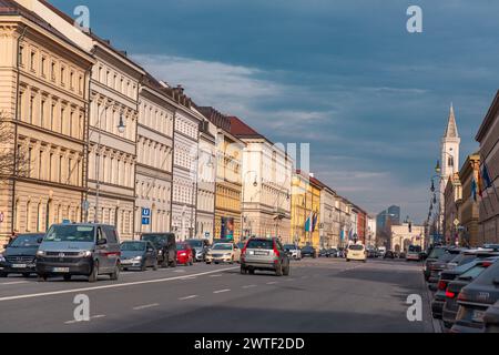 München - 23. Dezember 2021: Die Leopoldstraße ist ein bedeutender Boulevard und die Hauptstraße des Stadtteils Schwabing in München. Stockfoto
