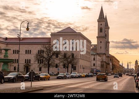 München - 24. Dezember 2021: Katholische Gemeinde und Universitätskirche St. Louis, genannt Ludwigskirche, ist eine neo-romanische Kirche in München, G. Stockfoto