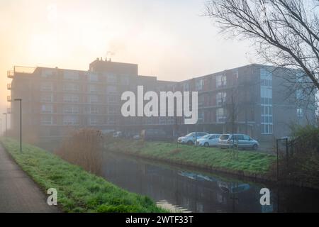 Gebäude am nebeligen Morgen am Rande von Dordrecht Niederlande 03 05 2024 Stockfoto