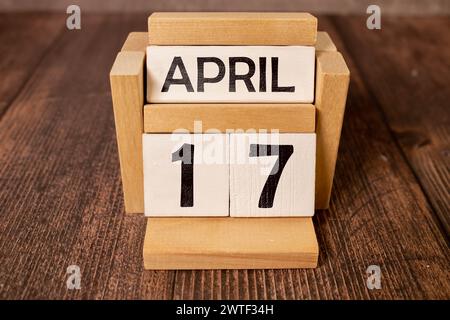 17. April auf grauen Holzwürfeln. Kalenderwürfel Datum 17. April. Konzept des Datums. Kopierbereich für Text oder Ereignis. Lernwürfel. Holzblöcke in Box mit Stockfoto