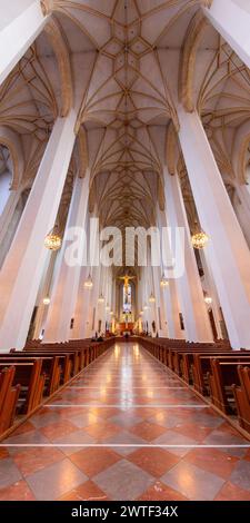 München, Deutschland - 26. Dezember 2021: Innenansicht der Frauenkirche, dem Dom unserer Lieben Frau in München, Bayern. Die Struktur ist die kultigste Stockfoto