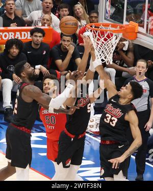 New Orleans, USA. März 2024. Drei Portland Trail Blazer kämpfen bei einem NBA-Wettbewerb im Smoothie King Center in New Orleans, Louisiana, am Samstag, den 16. März 2024 um einen losen Ball. (Foto: Peter G. Forest/SipaUSA) Credit: SIPA USA/Alamy Live News Stockfoto