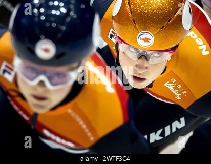 ROTTERDAM - Xandra Velzeboer (NED) und Suzanne Schulting (NED) im Halbfinale 1000 Meter Frauen bei den Kurzstreckenweltmeisterschaften in Ahoy. ANP KOEN VAN WEEL Stockfoto