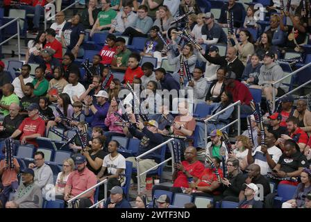 New Orleans, USA. März 2024. Die New Orleans Pelicans zeigen Unterstützung für ihr Team bei einem NBA-Wettbewerb im Smoothie King Center in New Orleans, Louisiana am Samstag, den 16. März 2024. (Foto: Peter G. Forest/SipaUSA) Credit: SIPA USA/Alamy Live News Stockfoto