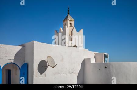 Die weiße und blaue Moschee im alten Dorf Takrouna auf dem Berber-Hügel, Tunesien. Stockfoto