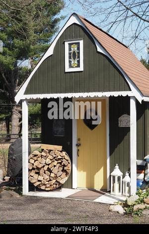 Das gehämmerte Holz wird ordentlich durch den Schuppen gestapelt. Stockfoto