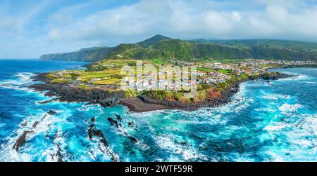 Erkunden Sie Mosteiros, das Juwel von São Miguel, mit seiner dramatischen vulkanischen Landschaft, die auf den mächtigen Atlantik trifft, ein wahrer Schatz der Azoren. Stockfoto
