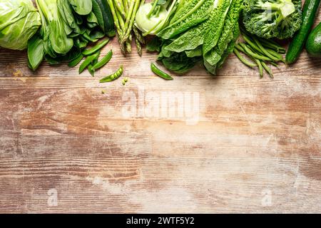 Hintergrund Gemüse. Verschiedene Gemüsesorten auf dem Küchentisch. Sauberes Essen, gesundes Essen Konzept, flache Lage, von oben nach unten Stockfoto
