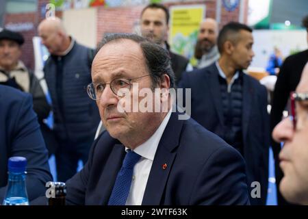 Paris, Frankreich. März 2024. Der ehemalige Präsident Francois Hollande besucht die 60. Internationale Landwirtschaftsmesse im Messezentrum in Paris. Stockfoto