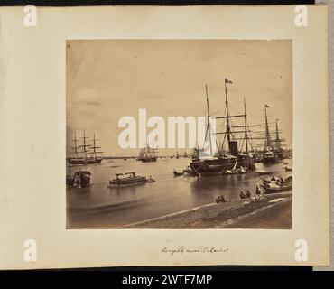 Hoodly River. Kalkutta. John Edward Saché, Fotograf (preußisch oder britisch, geb. Preußen, 1824–1882) 1864–1868 Ansicht einer Reihe von Segelschiffen und kleineren traditionellen Booten, die am Ufer vertäut sind. Vier Männer sitzen am Ufer, während ein fünfter Mann mit einem weißen Turban in ihrer Nähe steht. (Recto, Druck) oben links, in brauner Tinte: '1.; unten in der Mitte, im negativ beschriftet: '39'; (Recto, Mount) unten in der Mitte, in Bleistift: 'Hootly [meistens gelöscht]'; unten in der Mitte, in brauner Tinte: 'Hootly River'. [sic] Calcutta."; (Verso, Mount) unten links, mit Bleistift: "A48.25 (Saché)"; Stockfoto