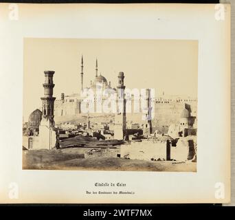 Mamluk-Grab. Wilhelm Hammerschmidt, Fotograf (deutsch, geb. Preußen, gestorben 1869) 1860er Jahre das Grab von Mamluk mit seinen Ruinen im Vordergrund mit der Zitadelle von Kairo im Hintergrund. (Recto) oben rechts, in Bleistift: '13'; (rückseitig) unten links, in Bleistift: 'A 32 25 (Hamm)' Stockfoto