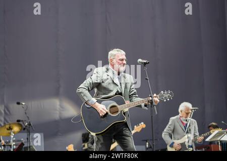 Steve Harley tritt beim Rock 'n' Horsepower Event auf, das im Hurtwood Park Polo Club in Ewhurst, Surrey, Großbritannien stattfindet. Die Veranstaltung wurde zur Unterstützung von Prostate Cancer UK durchgeführt. Ewhurst, Surrey, England, Großbritannien. September 2015. Steve Harley, Frontmann der britischen Rockband Cockney Rebel, starb am 17. März 2024 im Alter von 73 Jahren. Stockfoto