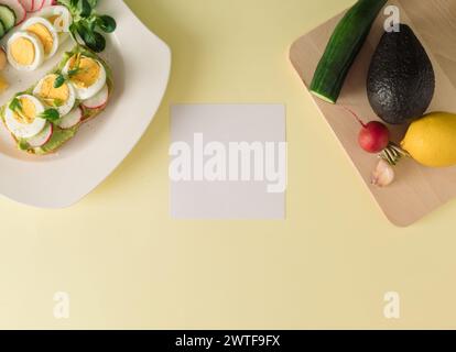 Avocadotoast mit gekochten Ei in Scheiben. Zutaten für Avocadosalat. Kopierbereich Stockfoto