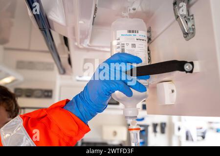 Schwabmünchen, Bayern, Deutschland - 17. März 2024: Ein Sanitäter hält eine Infusion in einem Krankenwagen Stockfoto