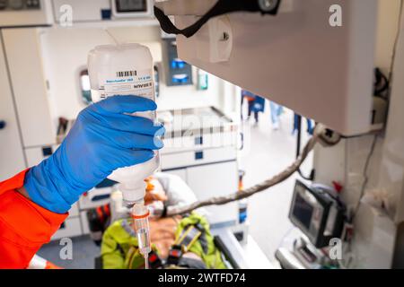 Schwabmünchen, Bayern, Deutschland - 17. März 2024: Ein Sanitäter hält eine Infusion in einem Krankenwagen Stockfoto