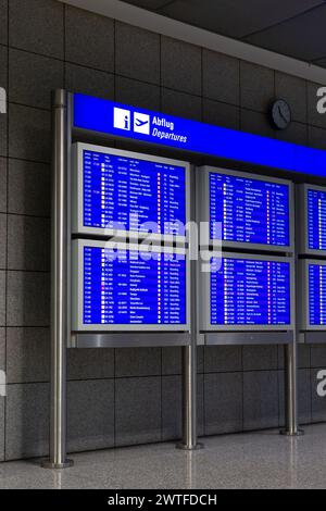 Flughafen Frankfurt, Deutschland - 19. Februar 2024: Ein Abfluganzeiger am Frankfurter Flughafen Stockfoto