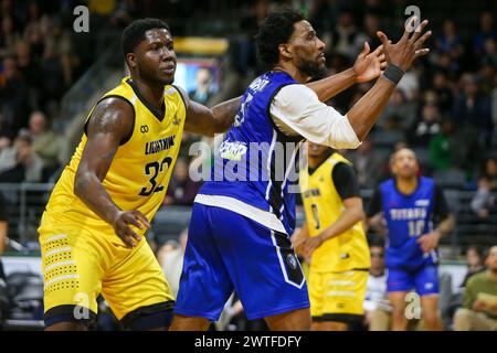 London, Kanada. März 2024. London Ontario Kanada. Am 17. März 2024 besiegten die London Lightning die Kitchener Titans 118-114 in Reglement auf St. Patrick's Day. Drew Gordon (32) von London Lightning bewacht Jaquan Lightfoot (5) von Kitchener Titans. Quelle: Luke Durda/Alamy Live News Stockfoto