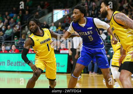 London, Kanada. März 2024. London Ontario Kanada. Am 17. März 2024 besiegten die London Lightning die Kitchener Titans 118-114 in Reglement auf St. Patrick's Day. Marcus Ottey (1) und Jermaine Haley Jr (10) von der Londoner Lightning-Doppelmannschaft Jaquan Lightfoot (5) von Kitchener Titans. Quelle: Luke Durda/Alamy Live News Stockfoto